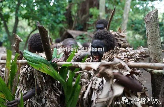 瓦努阿图跳水选手挥洒自如，金牌加冕空中